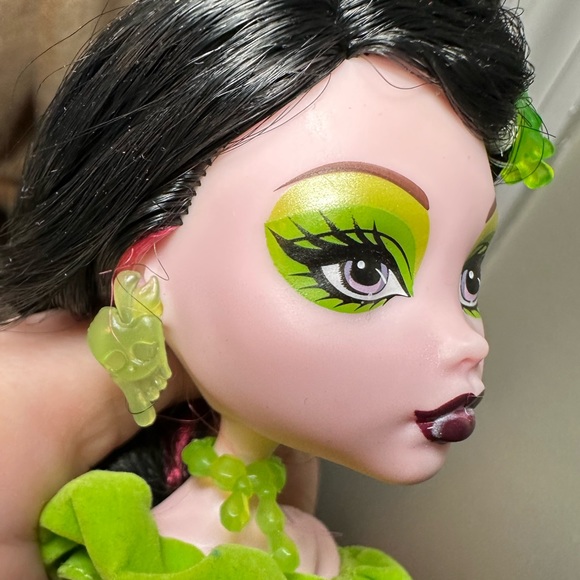 Monster High Draculaura Snow Bite Doll - Target Exclusive 2012 - Picture 13 of 14